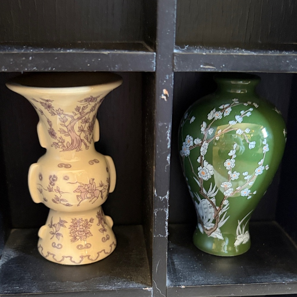 Franklin Mint Black Display Shelf w/ 3 Vases - Picture 3 of 9